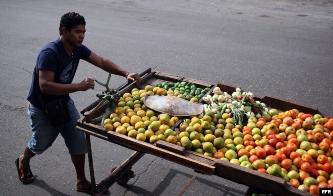 Un carretillero vende frutas en una calle de La Habana.