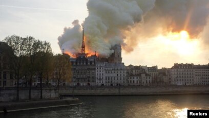 Arde la catedral de Notre Dame, un ícono de París (Fotos)