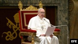Francisco en su encuentro con los 114 cardenales electores y numerosos octogenarios en la sala Clementina del Vaticano.