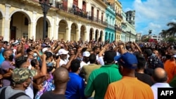 Cubanos se manifiestan contra el gobierno de Miguel Díaz-Canel, el 11 de julio, en La Habana. (Yamil Lage/AFP)