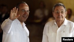 En esta imagen de archivo, el presidente mexicano, Felipe Calderón junto a Raúl Castro en Cancun.