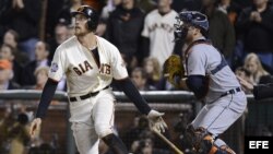 El bateador de los Gigantes de San Francisco, Hunter Pence, batea una bola de sacrificiocontra los Tigres de Detroit.