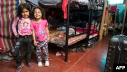 Inmigrantes venezolanos se refugian en albergue "Sin Fronteras", en Lima, Perú.