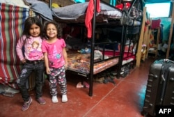 Inmigrantes venezolanos se refugian en albergue "Sin Fronteras", en Lima, Perú.