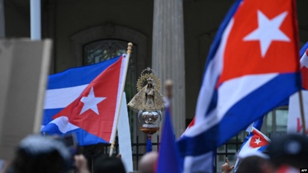 Cubanos protestaron frente a la Embajada de Cuba en Washington el 26 de julio de 2021. Brendan SMIALOWSKI / AFP