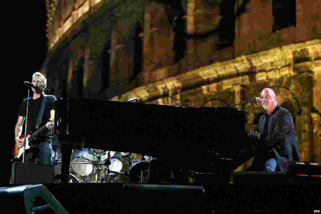 Bill Joel (dcha.) toca el piano durante un concierto junto a Bryan Adams de Canadá en Roma (Italia), frente al Coliseo.