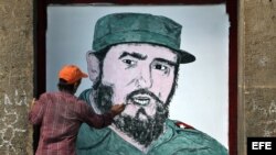 Un hombre realiza un dibujo con la imagen de Fidel Castro en la fachada de un edificio el domingo 27 de noviembre de 2016, en La Habana (Cuba). 