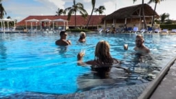 Turistas en la piscina del Hotel Santa Lucía, en Camagüey. AFP PHOTO / MAYLIN ALONSO