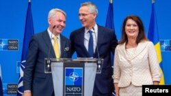 El canciller de Finlandia, Pekka Haavisto, el secretario general de la OTAN, Jens Stoltenberg, y la canciller de Suecia, Ann Linde, en la sede de la OTAN en Bruselas (de izquierda a derecha). (NATO / Reuters).