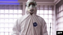 Doctor usando un traje para protegerse de pacientes con coronavirus