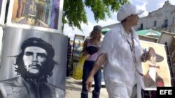 Pintores y artesanos cubanos ofertan sus obras al turismo internacional en La Habana.