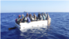 Diecisiete migrantes cubanos se sientan a bordo de un barco rústico 54 millas al sur de Key West, Florida, el 18 de marzo de 2021. El grupo fue repatriado.
