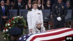 La madre de John McCain ante el féretro del senador.