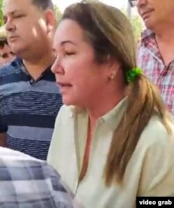 Yudi Rodríguez Hernández, la secretaria del Partido Comunista provincial en Villa Clara, mientras habla con los manifestantes (imagen sacada de un video compartido por Sady Rivera Castillo).