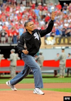 Barack Obama realiza el lanzamiento inicial del Juego de las Estrellas de la MLB que disputarían los mejores de la Liga Americana ante la Liga Nacional el 14 de julio de 2009.
