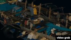 Un bote de cubanos visto desde un crucero. Foto Archivo.