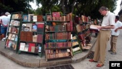 Un puesto de libros en la Plaza de Armas de La Habana Vieja. Foto Archivo. 