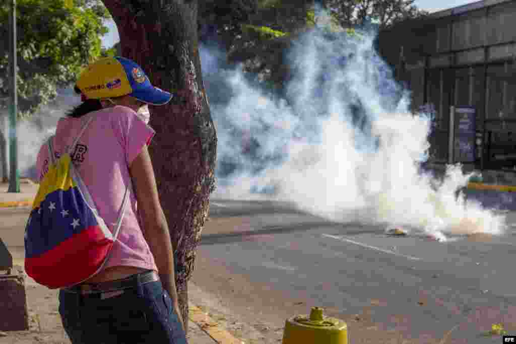 Una estudiante participa en manifestaciones en la Plaza Altamira (sábado 15 de febrero de 2014)