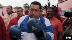 Fotografía cedida por el Palacio de Miraflores hoy, lunes 24 de septiembre de 2012, del presidente venezolano, Hugo Chávez, durante una caravana electoral en la ciudad de Acarigua, Estado Portuguesa (Venezuela). 