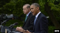 El presidente estadounidense, Barack Obama (d), y el primer ministro turco, Recep Tayyip Erdogan (i), comparecen en una rueda de prensa tras la reunión que mantuvieron en la Casa Blanca en Washington DC, Estados Unidos