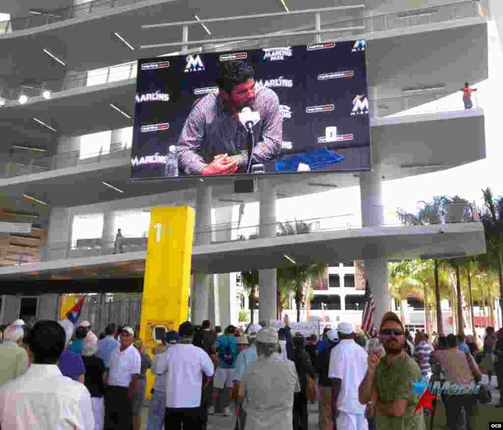 Decenas de personas escuchan las palabras de Ozzie Guillén en vivo a las aceras del nuevo estadio de los Miami Marlins