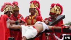 Un penitente católico se crucifica con motivo del Viernes Santo, hoy, 05 de abril de 2012, en la localidad de San Fernando, a unos 70 kilómetros al norte de Manila (Filipinas), con la creencia de que su sacrificio traerá buena salud para los suyos. La jer