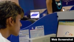Usuario de una sala de internet en Cuba, Nauta. 