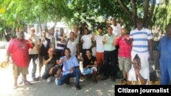 Reporta Cuba. Activistas debaten Derechos Humanos en el Parque Central, en La Habana. Archivo.