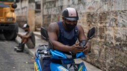 El régimen cubano respondió a las protestas del 11 de julio cortando el acceso a Internet y el servicio de telefonía móvil. ((AP/Eliana Aponte)