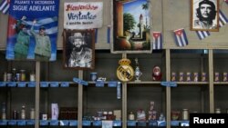 Carteles progobierno en una bodega en La Habana.