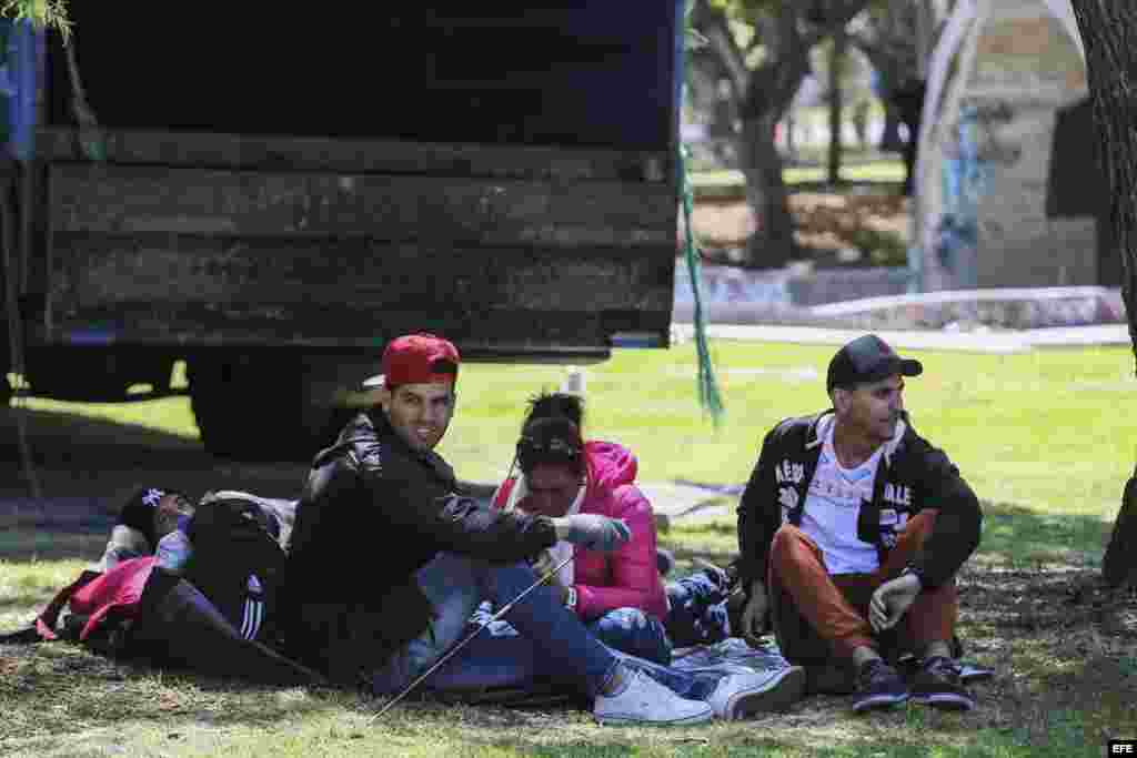  Ciudadanos cubanos que viven en Ecuador y buscan visado humanitario para ir a Estados Unidos, comunicaron hoy, lunes 27 de junio de 2016, que acudirán a la Organización de las Naciones Unidas para buscar apoyo y lograr su objetivo en Quito (Ecuador). EFE