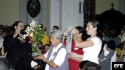Representantes de las "Damas de Blanco" llevan al altar votos por la liberación de los presos políticos en el Santuario de la Virgen de la Caridad del Cobre en Santiago de Cuba (Cuba).
