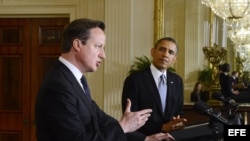 Barack Obama (d), y el primer ministro británico, David Cameron, ofrecen una rueda de prensa conjunta.