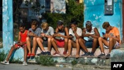 Jóvenes cubanos conectados a Internet. Foto Archivo. YAMIL LAGE / AFP