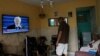 Un cubano sigue en la televisión, en La Habana, el primer discurso de Biden como presidente. REUTERS/Stringer 