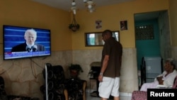 Un cubano sigue en la televisión, en La Habana, el primer discurso de Biden como presidente. REUTERS/Stringer 