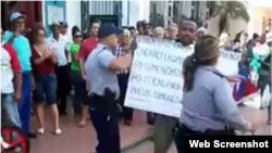 Un cubano protesta contra el gobierno en Cienfuegos.