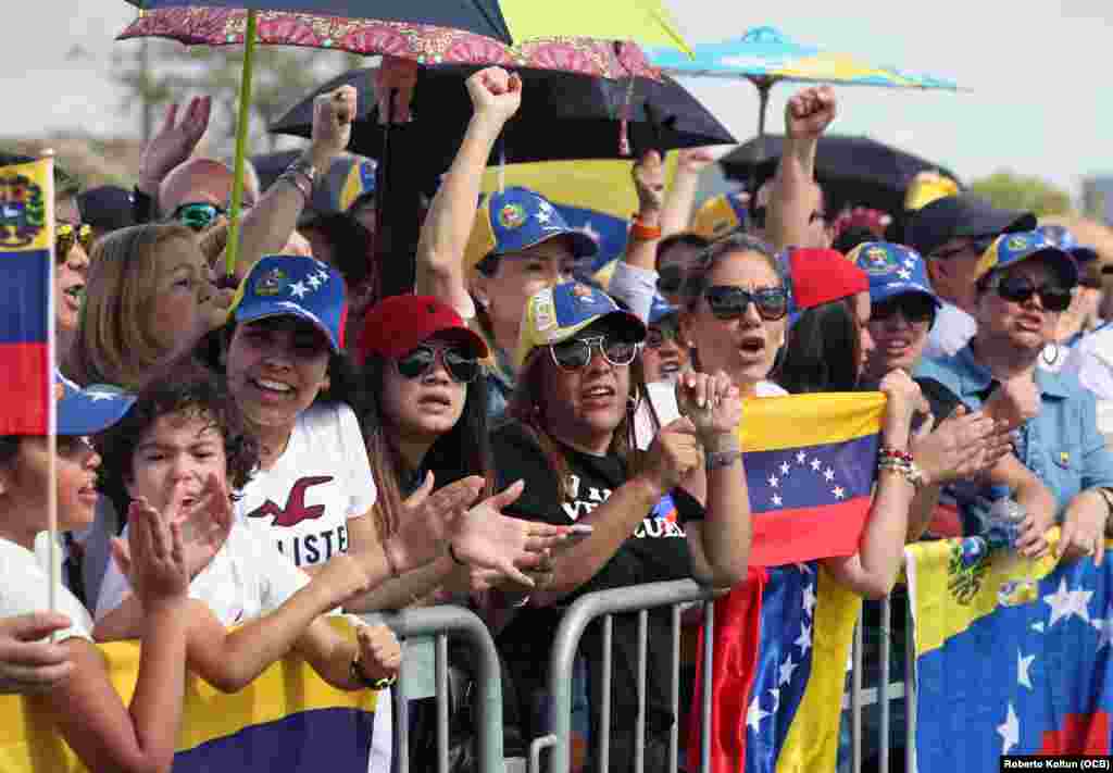 Miles de venezolanos se manifestaron en el Doral Central Park, en la Ciudad del Doral, próxima a Miami, en respaldo a los millones de venezolanos alrededor del mundo que rechazan la dictadura de Nicolás Maduro.