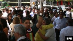 Habitantes de Ciudad de México obedecen las indicaciones de evacuación de alerta sísmica durante el movimiento telúrico que sacudió hoy, martes 20 de marzo de 2012, el sureste de México