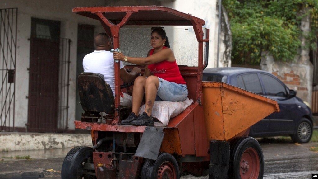 La crisis del transporte obliga a los cubanos a transportarse en cualquier tipo de vehículos. AP Photo/Ismael Francisco)