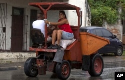 La crisis del transporte obliga a los cubanos a moverse en cualquier tipo de vehículos. AP Photo/Ismael Francisco)