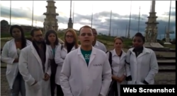 Los médicos cubanos varados en Bogotá aún tienen esperanzas de llegar a EEUU.