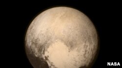 La topografía de Plutón revela vastas montañas y llanuras congeladas sin cráteres.
