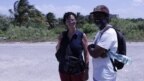 Coco Fusco con el artista del performance y activista cubano Amaury Pacheco, del grupo Omni-Zona Franca, en Alamar, La Habana.