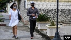 Yunior García Aguilera y su esposa Dayana Prieto en La Habana el 15 de noviembre. YAMIL LAGE / AFP)