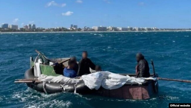 Un grupo de cinco cubanos que navegaron durante 16 días en una balsa improvisada hasta llegar a las costas de Estados Unidos. (Foto: Distrito 7 de la Guardia Costera)