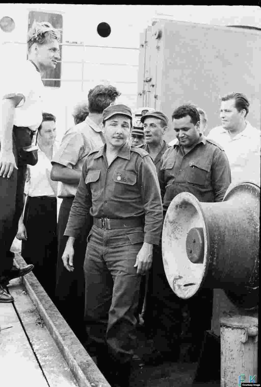 Raúl Castro en la cubierta del buque soviético Lgove