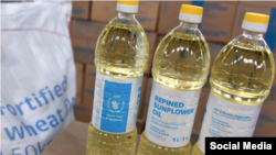 Botellas de aceite del Programa Mundial de Alimentos, que han sido vendidas a los cubanos.