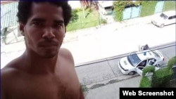 Luis Manuel Otero Alcántara, vigilado desde horas de la mañana, fue arrestado en el instante en que bajó las escaleras de su edificio. (Instagram)