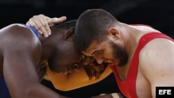 El cubano Mijaín López (i) vs el egipcio Abdelrahman Eltrabyli (Reino Unido, 2012).